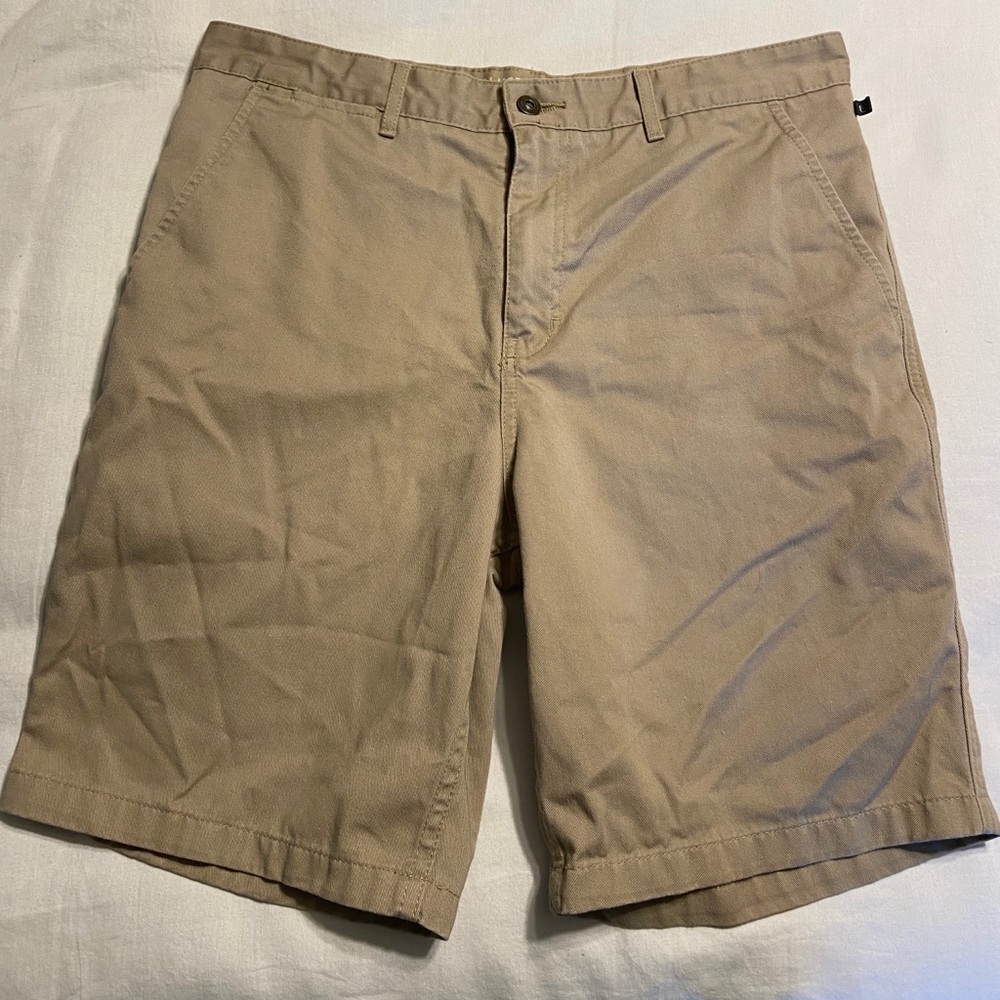 Free world Men’s khaki Shorts size 32.